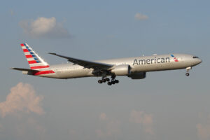 American Airlines AA2131 New York-Miami Declares Emergency