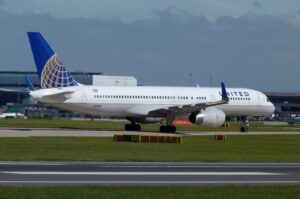 United Airlines Flight UA403 Newark-Chicago Declares Emergency