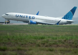 Heartbreaking : United Airlines plane rolls off runway in Houston