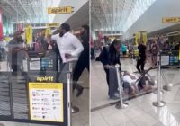 Spirit Airlines Brutal Brawl at Check-In Counter... 4 v 1 in Wild Video!!The victim gushes blood From His Body and loses his