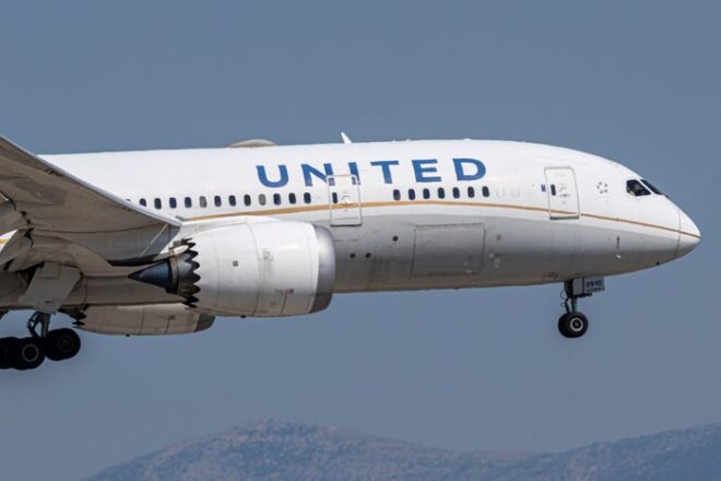 A passenger forced a United Airlines flight to return to the gate after Jumping down From the Plane Dragging Along Two Passengers