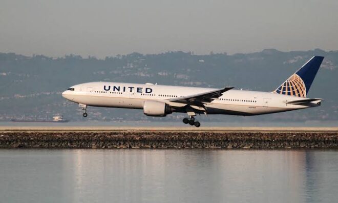 "United Flight from Hawaii Plummets to 800 Feet Above Pacific Ocean: Passengers Panic as FAA Report Reveals Engine Failure"